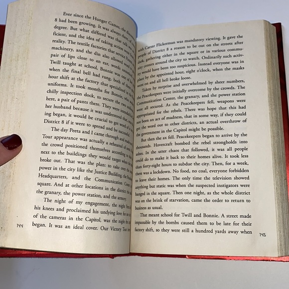 SOLD!! The Hunger Games Book and necklace set - Picture 13 of 15